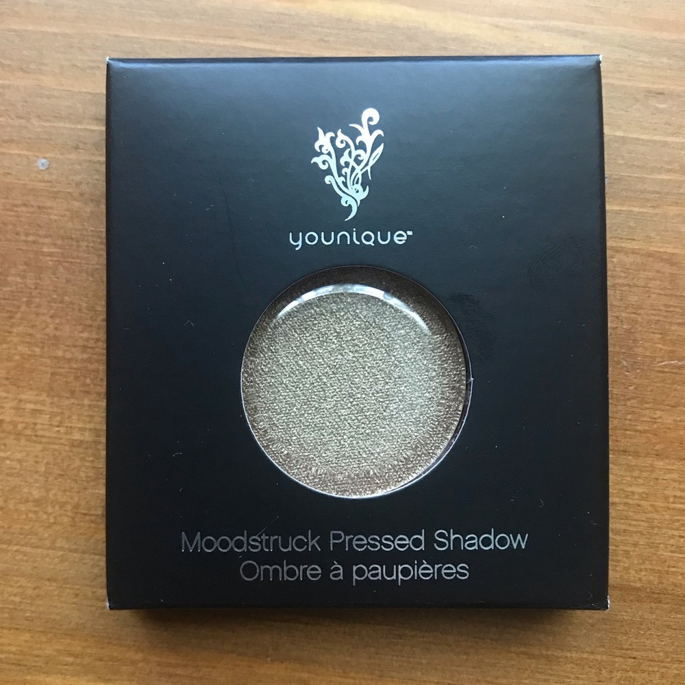 Younique pressed eye shadow refill - Alive.